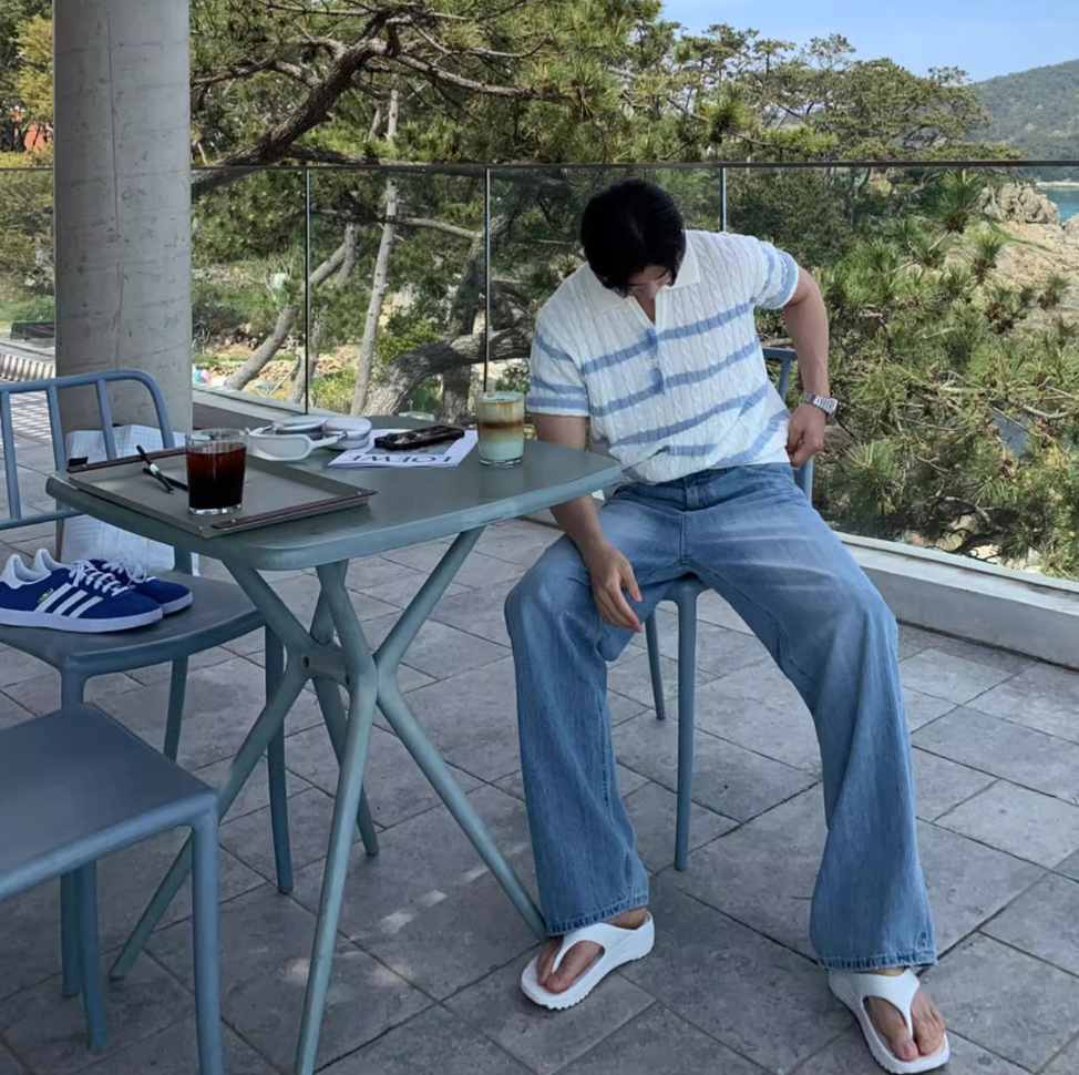 V-neck knit polo shirt