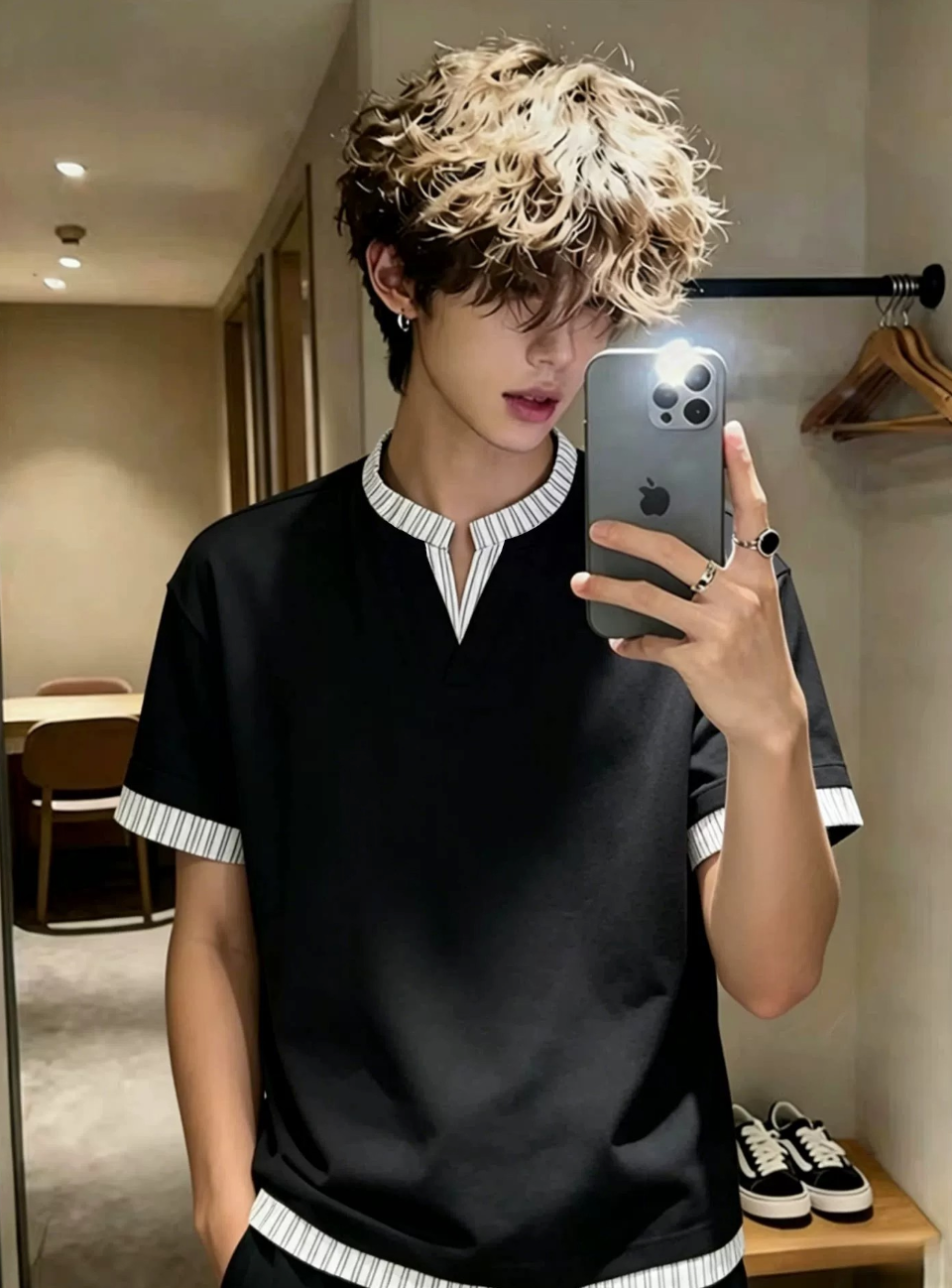 Fake two-piece V-neck T-shirt