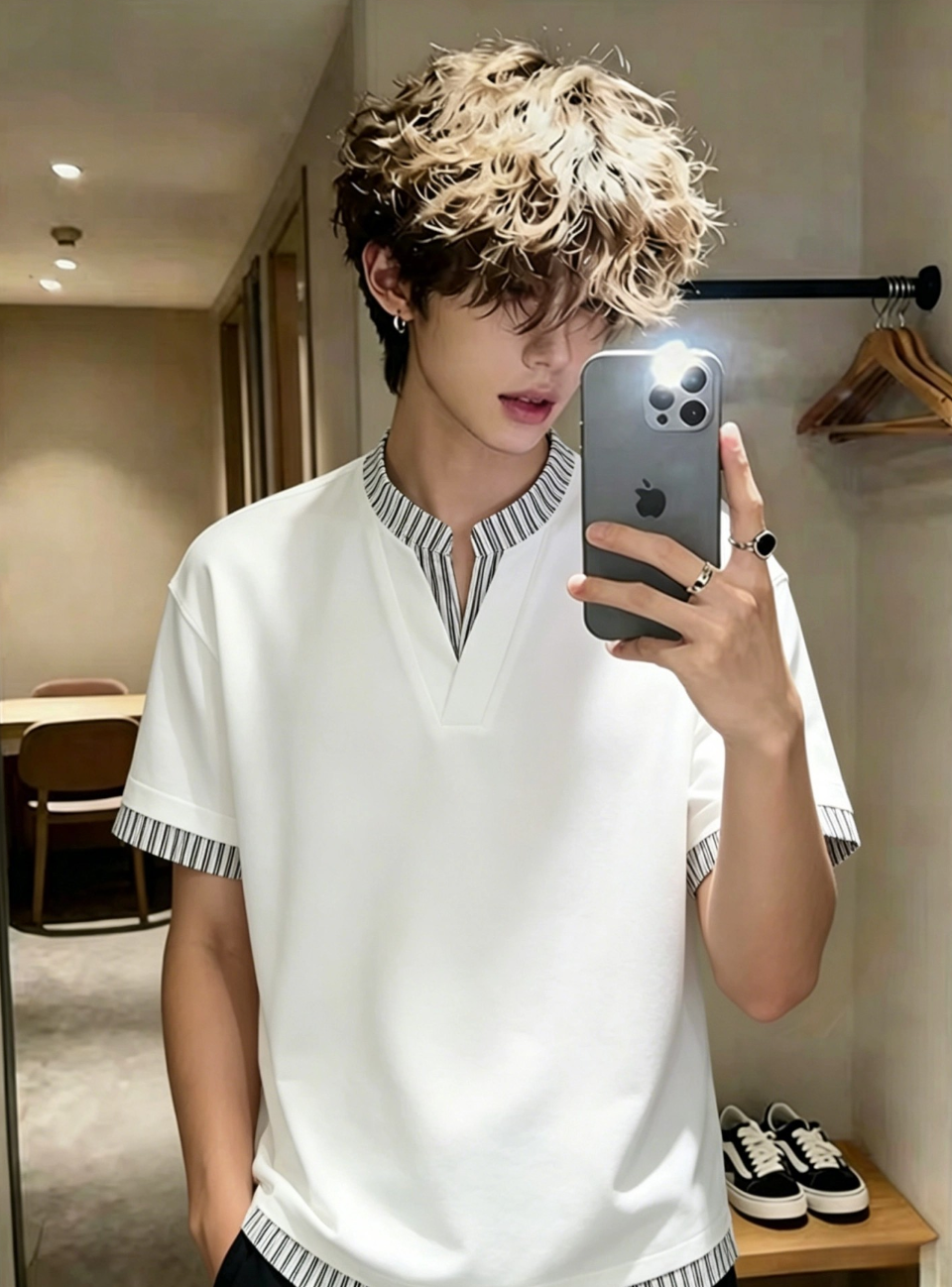 Fake two-piece V-neck T-shirt