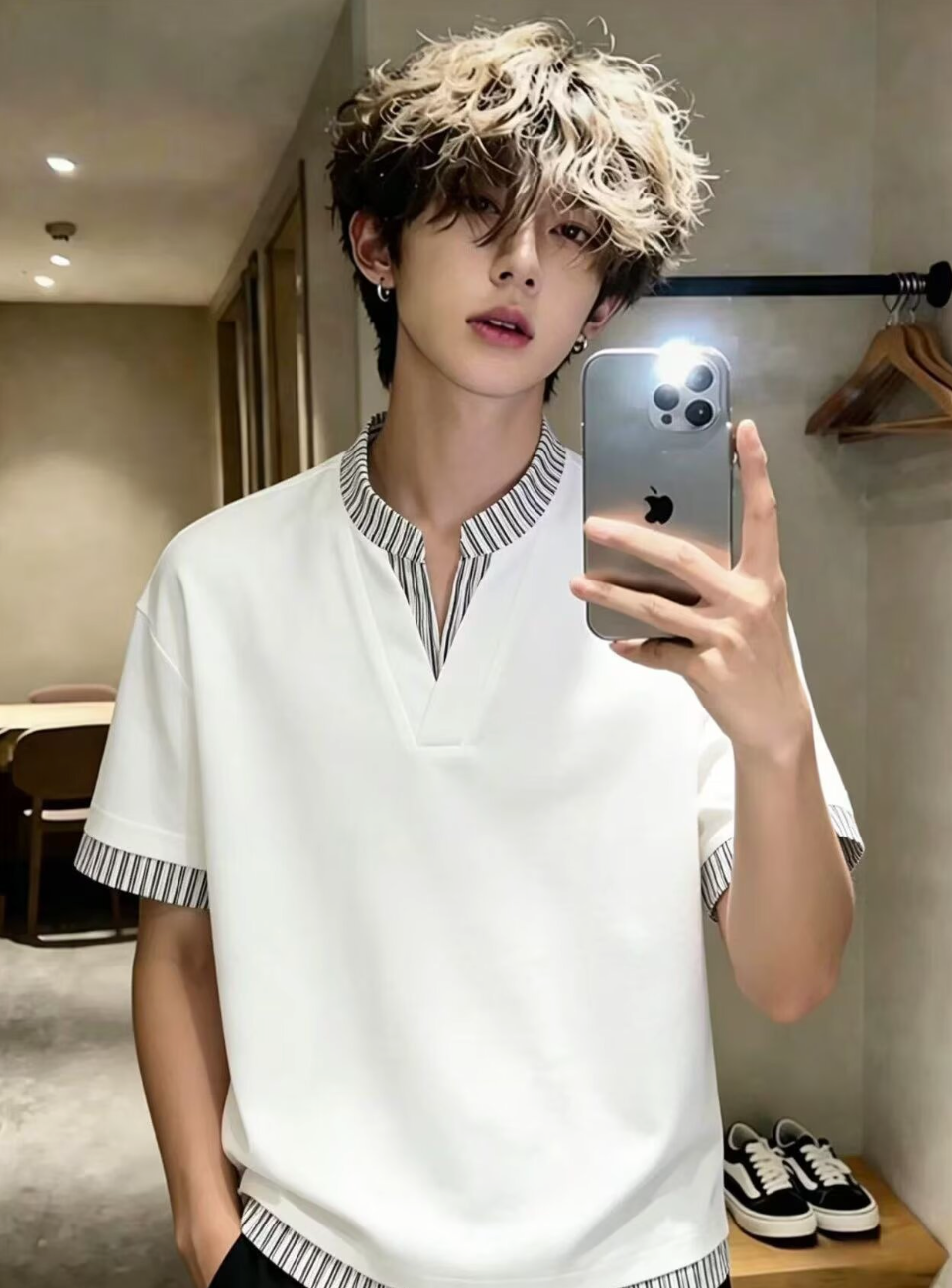 Fake two-piece V-neck T-shirt