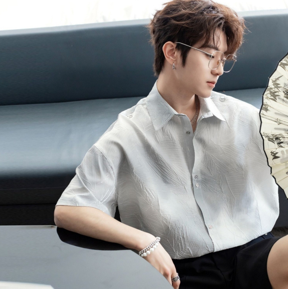 Leaf embossed short sleeve shirt
