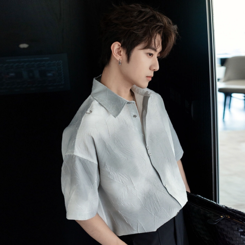 Leaf embossed short sleeve shirt