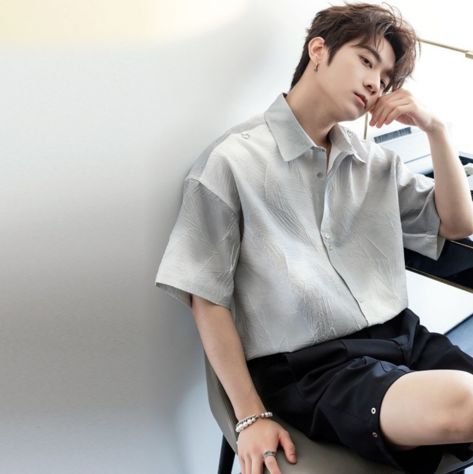 Leaf embossed short sleeve shirt