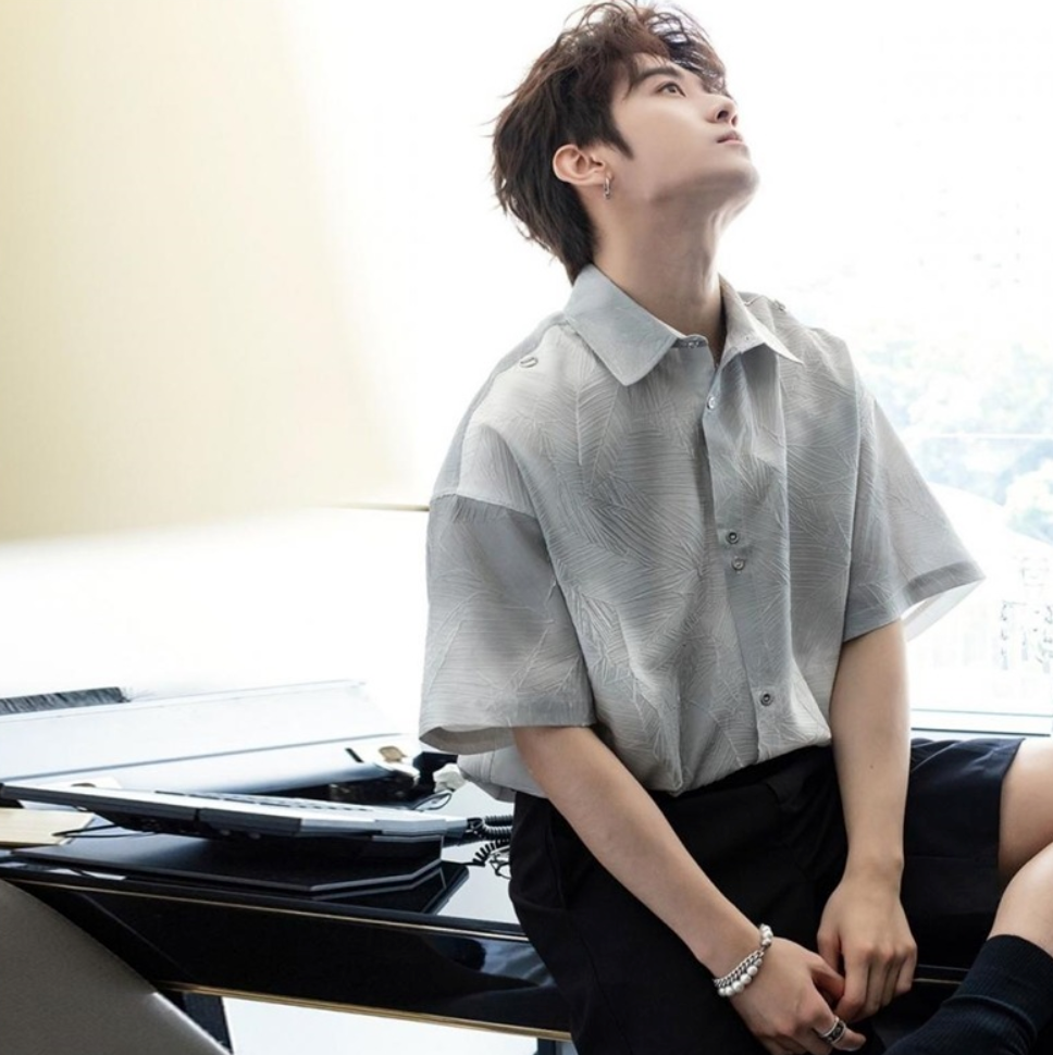 Leaf embossed short sleeve shirt