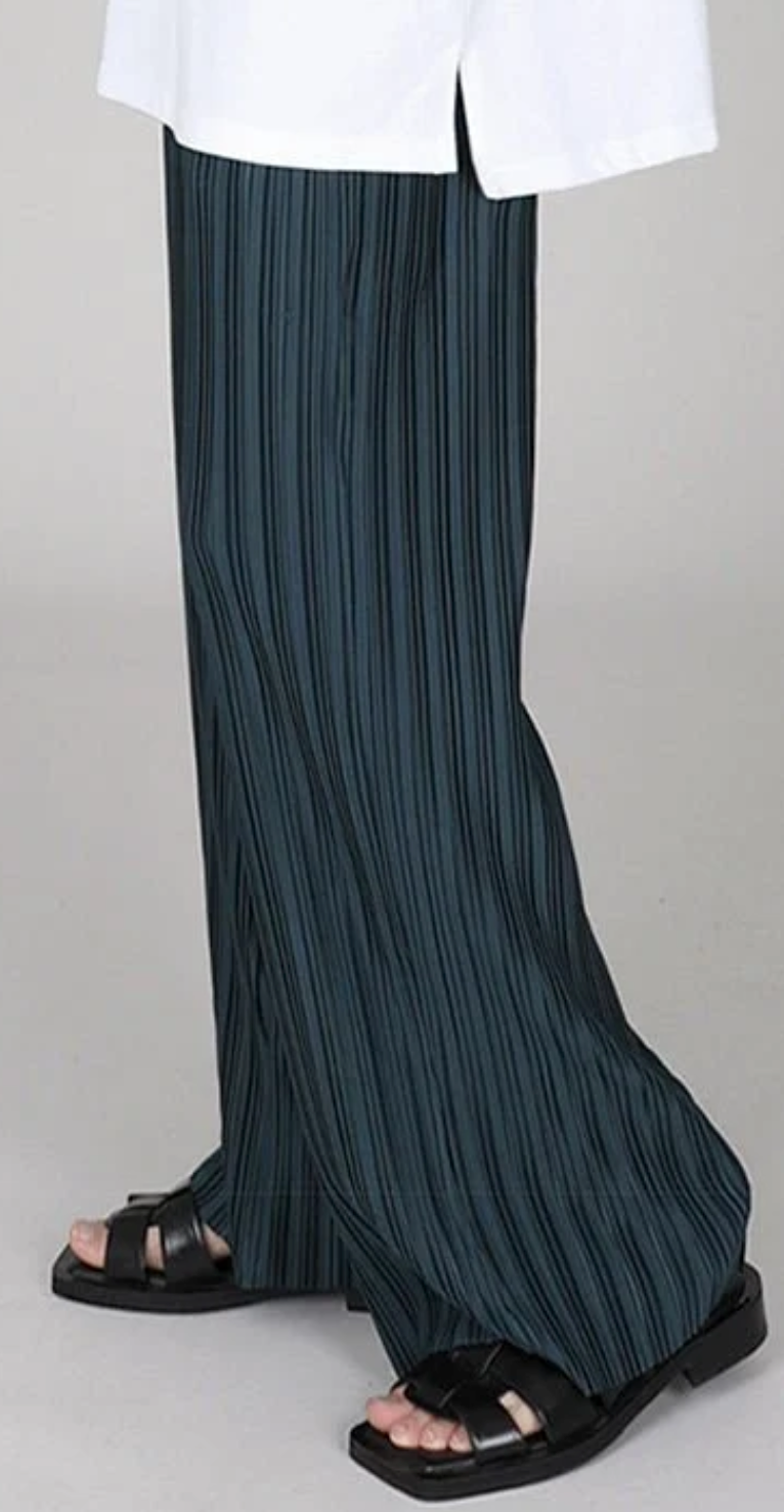 Pleated straight pants