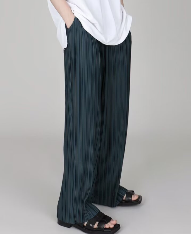 Pleated straight pants