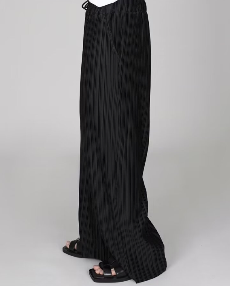 Pleated straight pants