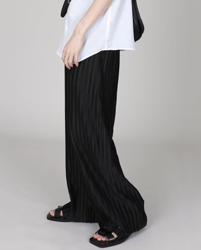 Pleated straight pants